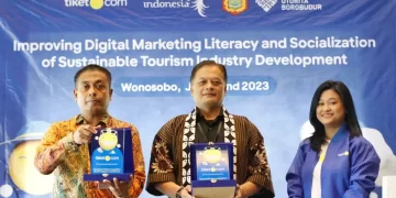 (Ki-Ka) Direktur Keuangan, Umum, dan Komunikasi Publik Badan Otorita (BO) Borobudur Ramlan Kamarullah, Sekretaris Dinas Pariwisata dan Kebudayaan Kabupaten Wonosobo Mohammad Burnahudin, dan Associate Marketing Manager tiket.com region Jawa Tengah  Natassasanti  turut hadir dalam memberikan materi mengenai kebijakan pariwisata di Wonosobo dan tips dalam memanfaatkan aspek digital marketing untuk meningkatkan penjualan. Coaching clinic yang dihadiri 40 pelaku wisata dari Kabupaten Wonosobo ini diselenggarakan untuk mendukung potensi besar yang dimiliki pelaku usaha di Kabupaten Wonosobo melalui program digital marketing.