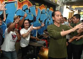 Presiden Joko Widodo menikmati momen libur Iduladha 1444 Hijriah dengan berkunjung ke Jalan Malioboro pada Kamis malam, 29 Juni 2023. Foto: BPMI Setpres/Kris