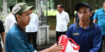Presiden Joko Widodo menyaksikan penyerahan bantuan paket sembako bagi masyarakat di sekitar Kompleks Istana Kepresidenan Bogor