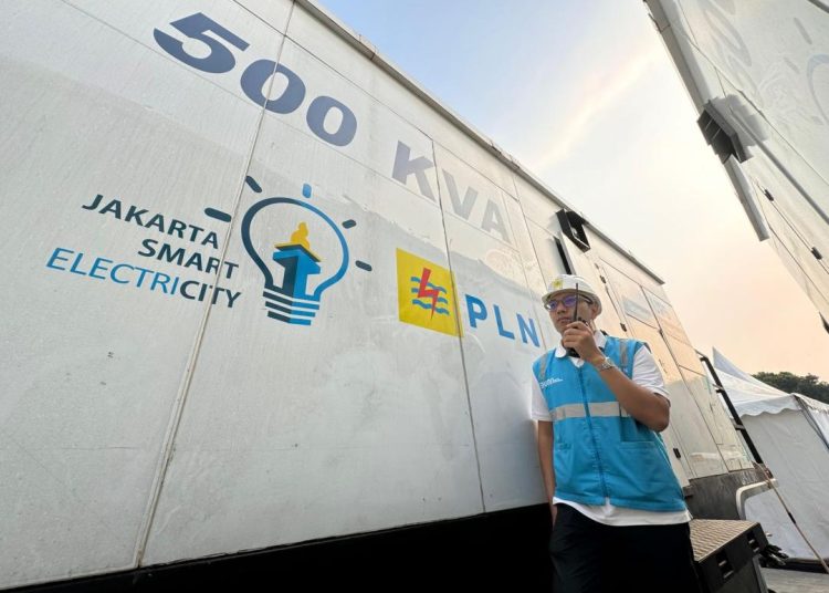 Petugas PLN siaga 24 jam melayani pelanggan dengan kelistrikan yang andal.