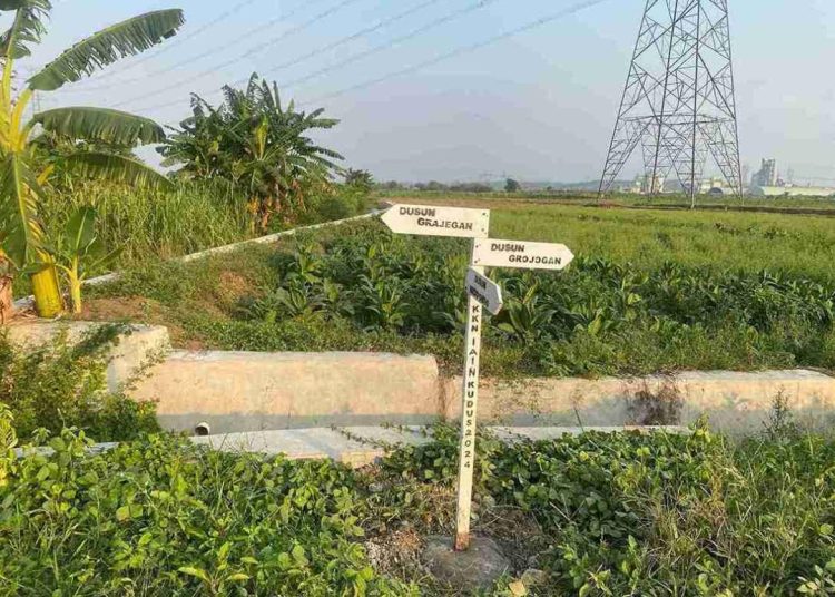 Pemberian Informasi Arah Jalan bagi Warga, Mahasiswa KKN 137 IAIN Kudus Pasang Plang