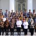 Presiden Joko Widodo dan Ibu Negara Iriana Joko Widodo meluangkan waktu untuk berpamitan secara khusus dengan para pegawai, unsur pengamanan, petugas kebersihan, hingga jurnalis, pada Kamis, 10 Oktober 2024, di halaman Istana Merdeka, Jakarta. Foto: BPMI Setpres