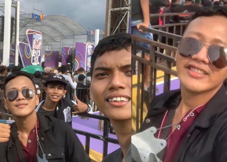 Selebgram menonton acara tv di karnaval SCTV Purwokerto