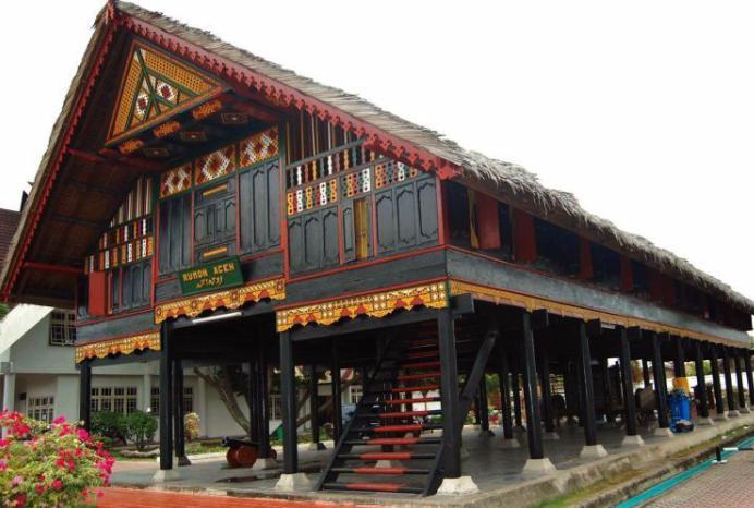 rumah adat krong bade