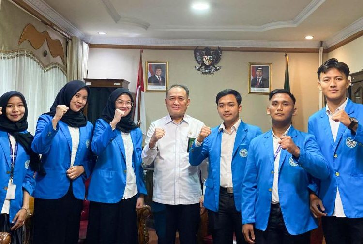 Mahasiswa MBKM UIN STS Jambi bersama Ketua Pengadilan Tinggi Jambi