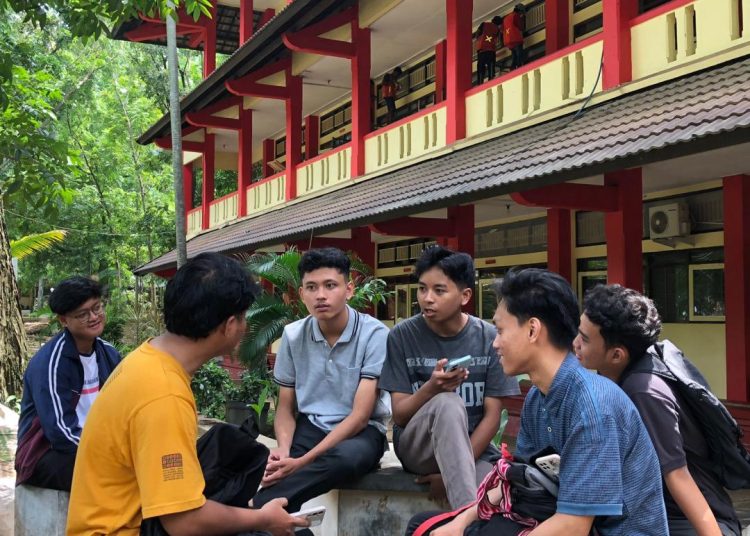 Koneksi Digital: Menggali Hubungan Antara Jejaring Sosial dan Keterampilan Sosial Remaja