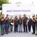 Foto bersama Aksi Tanam Pohon PLN Unit Induk Distribusi Jakarta Raya bersama Pemerintah Provinsi DKI Jakarta di Waduk Brigif, Jakarta Selatan.