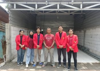 foto bersama bapak sukoco selaku pak Rt 05 Rw 08 Medokan semampir