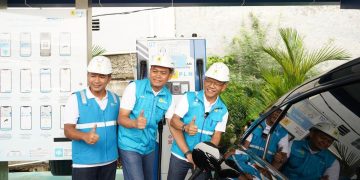 Dari kanan - General Manager PLN UID Jakarta Raya, Lasiran, Senior Manager PLN UID Jakarta Raya, Inu Suprianto dan Senior Manager Komunikasi dan Umum PLN UID Jakarta Raya, Haris Andika sedang mengisi kendaraan listrik di SPKLU Rest Area KM 6 Jalan Tol Jakarta - Bekasi Timur.