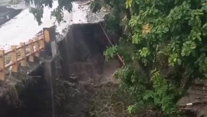 Akibat Banjir Bandang di Landa Dompu, Sebuah Jembatan Terputus