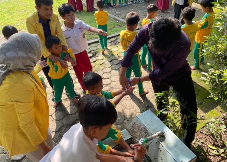 Mahasiswa KKN UNNES GIAT 10 Gelar Program PHBS: Praktik Cuci Tangan untuk Anak SD Negeri 2 Gedongjetis