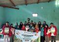 Kegiatan sosialisasi dan pelatihan kerajinan bucket bersama ibu PKK Dusun Treceh