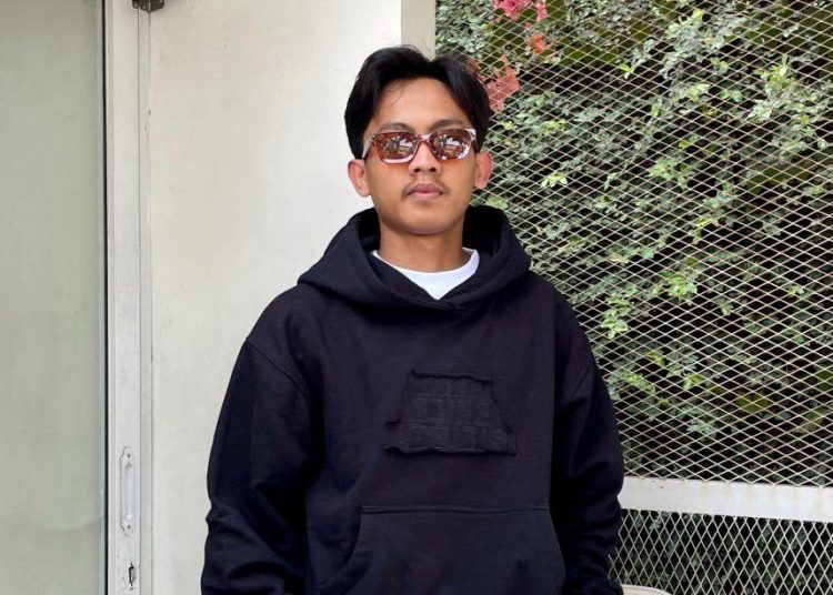 Berawal dari Proyek Kecil, Alumni DKV Udinus Kediri Hudzaifah Sukses Dirikan Studio Desain Empiris Work