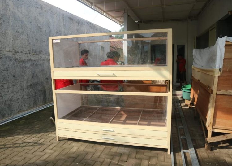 Mahasiswa KKN Untag Surabaya Memperkenalkan Teknologi IoT untuk Inovasi Budidaya Jangkrik Modern di Desa Bendunganjati