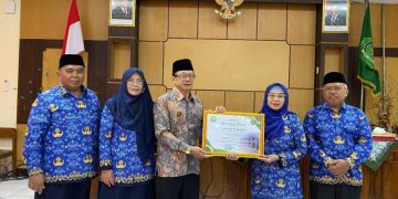 MAN 2 Bantul Serahkan Sertifikat Wakaf Kepada Donatur