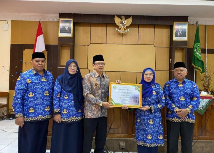MAN 2 Bantul Serahkan Sertifikat Wakaf Kepada Donatur