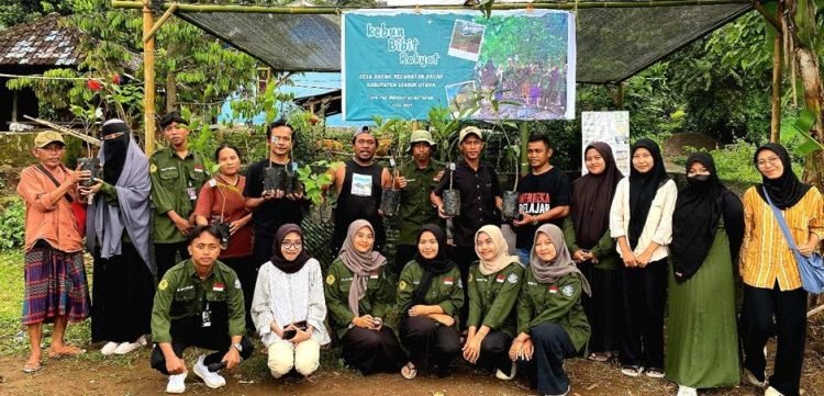 Penyerahan bibit gratis kepada warga desa Bayan