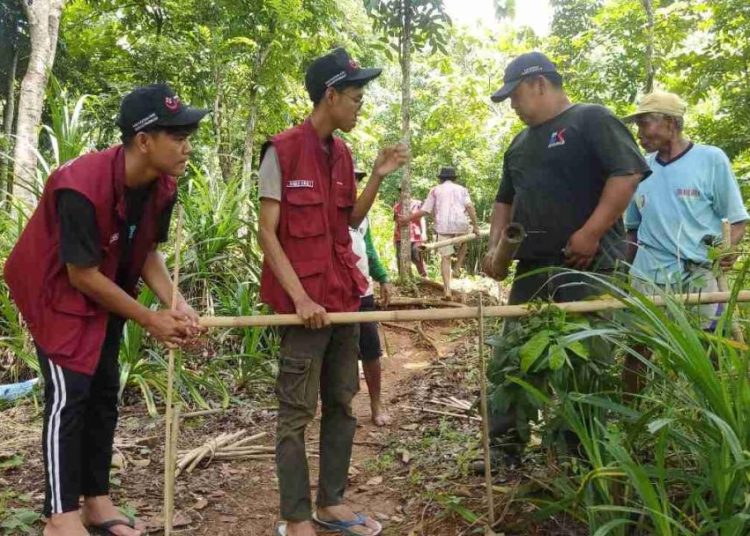 Kerja Bakti Jalan untuk Usaha Tani di Dusun Cikondang, Desa Cijati: Upaya Bersama Meningkatkan Aksesibilitas Pertanian