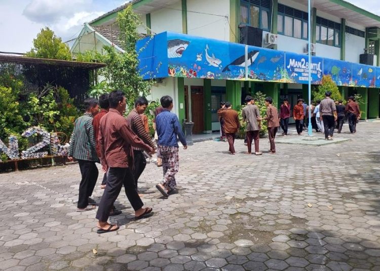 Siswa MAN 2 Bantul Aktif Lestarikan Budaya dengan Gunakan Baju Adat Ngayogyokarto Hadiningrat pada Kamis Pon