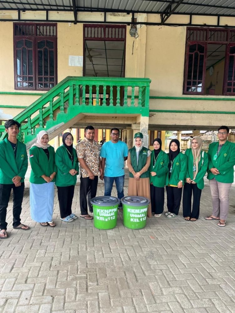 KKN-PPM 112 Unimal Menyerahkan Tempat Sampah Kepada Aparat Gampong