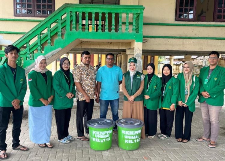 KKN-PPM 112 Unimal Menyerahkan Tempat Sampah Kepada Aparat Gampong