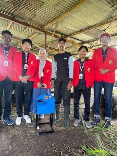 Mahasiswa Untag Surabaya Ciptakan Mesin Pencacah Rumput untuk Peternak di Desa Petak