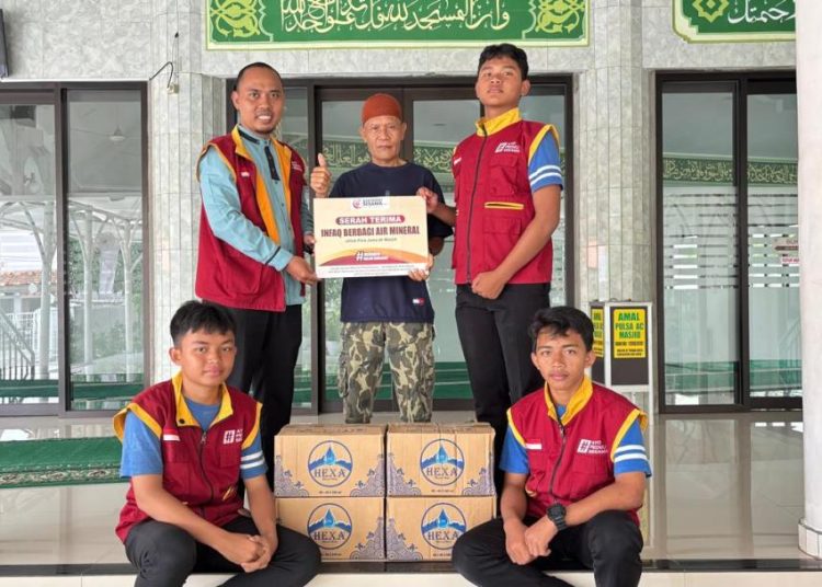 Gerakan Ayo Peduli Sesama Kembali Adakan Berbagi Air Mineral ke Masjid di Depok