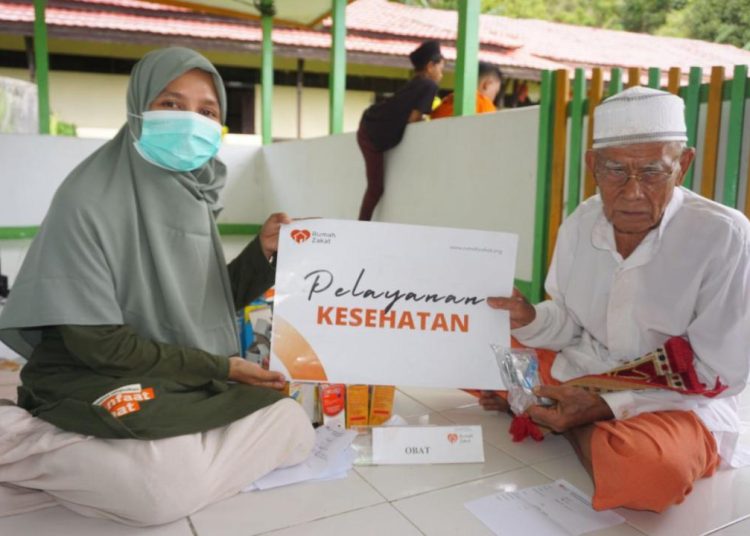 Hingga Lintas Pulau, Rumah Zakat Kalimantan Barat Hadirkan Layanan Kesehatan di Pulau Kabung