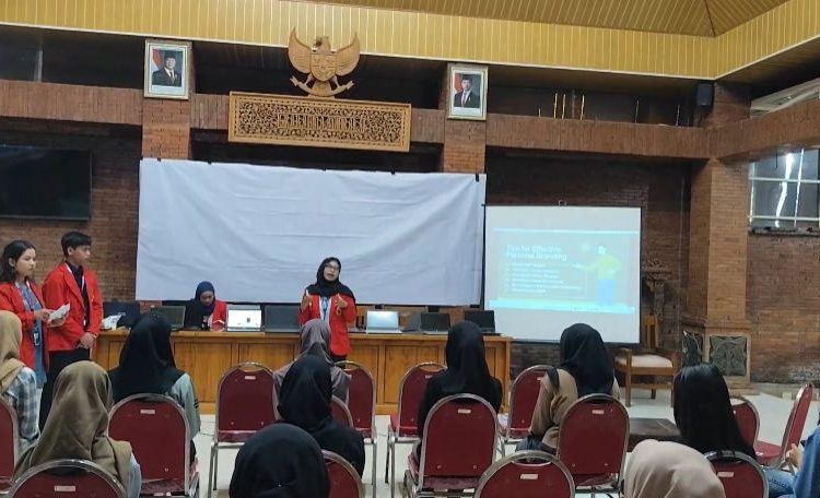 Tips Personal Branding dan Membuat CV Menarik Pada Karang Taruna Desa Kalikatir