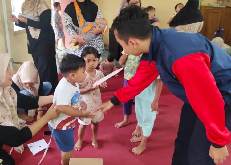 TIM KKN UPGRIS Kelompok 84 Mengikuti kegiatan Posyandu di Kelurahan Watesalit RT 01 RW 05