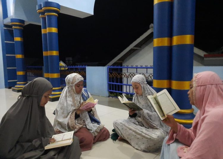 Hangatnya Kebersamaan Kelompok KKM 168: Kegiatan Tadarus Harian di Masjid Babussalam