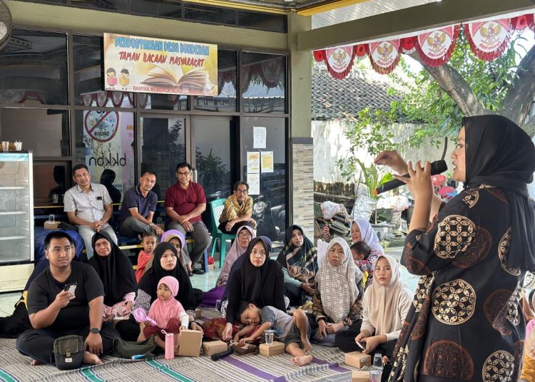 Gambar 1. Penyampaian materi sosialisasi BUDIKDAMBER oleh mahasiswa Akuakultur Fakultas Perikanan dan Kelautan Universitas Airlangga