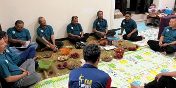 KKN MANDIRI UPGRIS KELOMPOK 84 TAHUN 2025 Sabtu 1 Februari 2025 Melaksanakan rapat koordinasi bersama GAKPOTAN NGUDI REJEKI Desa Gesing dalam rangka meningkatkan pemasaran produk Kopi Robusta Asli Gesing dengan menerapkan Literasi Digital seperti penggunaan E-Commerce Shopee dan Aplikasi Canva untuk membranding produk kopi Gesing yang menjadi komoditas utama petani di Desa Gesing, dengan adanya rapat koordinasi tersebut diharapkan dapat memberi solusi petani dalam memasarkan kopi robusta yang telah di olah