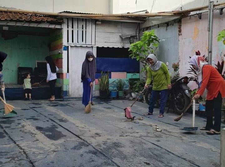 Warga Rw06 Kelurahan Kebon Gedang Kompak Melaksanakan Kegiatan Jumat Bersih