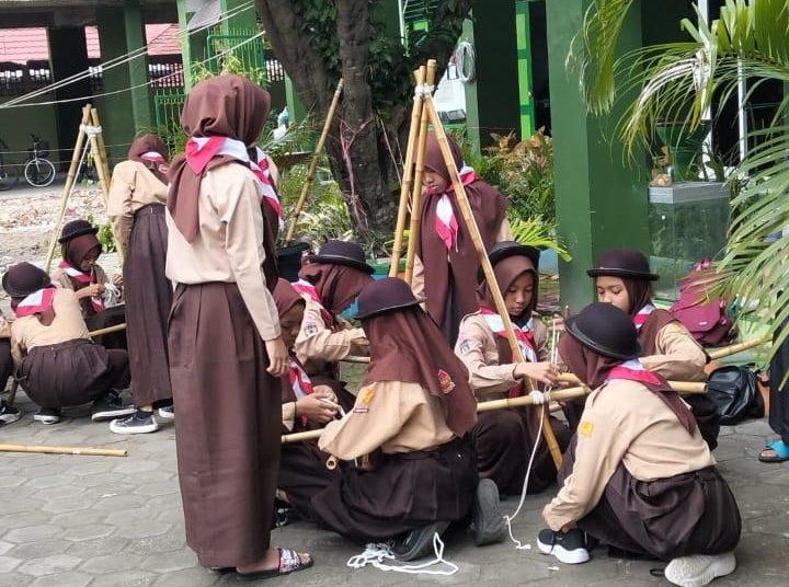 Ekstrakurikuler Pramuka MTsN 6 Bantul Latih Penggalang Membuat Pionering