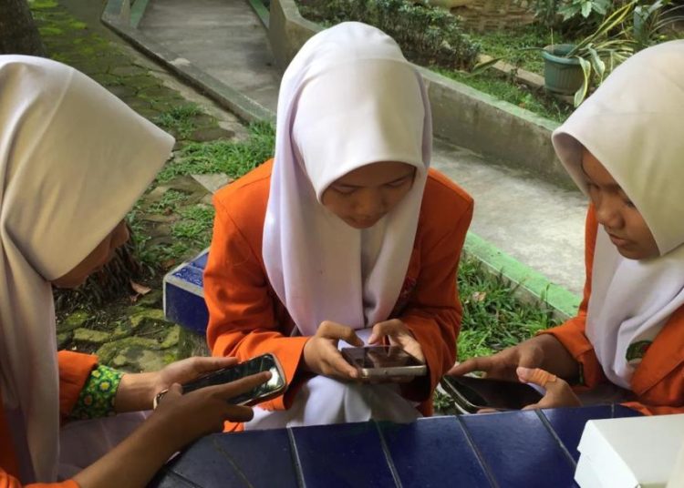 Sembari Menunggu Lomba Dimulai, Tim Mading MTs Negeri 6 Bantul Isi Waktu dengan Belajar