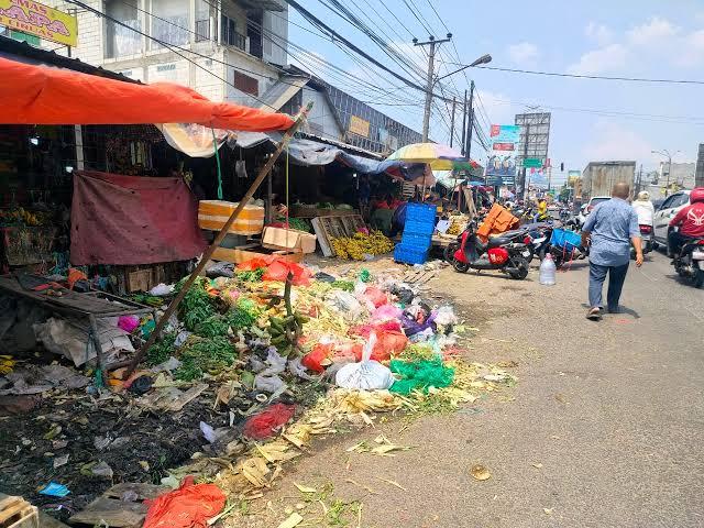 Darurat sampah : Menggunungnya sampah di Pasar Ciruas menjadi sumber penyakit