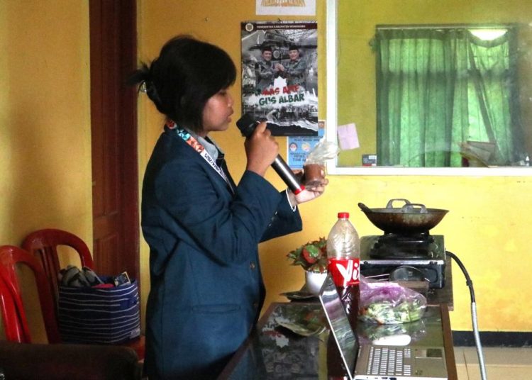 Sustainable Solution : Mahasiswa KKN Tim 1 UNDIP Membuat Eco Enzyme bersama Ibu-Ibu PKK Desa Gondowulan