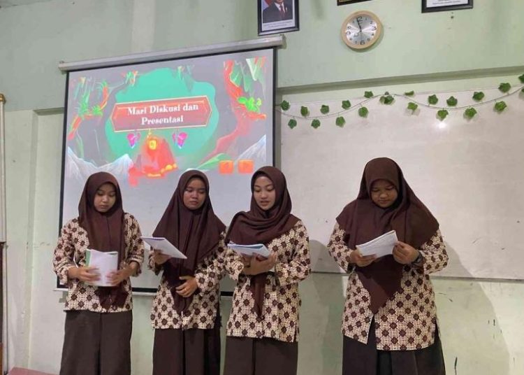 Penuh Antusias: Siswa MAN 2 Bantul Presentasikan Studi Kasus Pergaulan Remaja di Kelas Akidah Akhlak