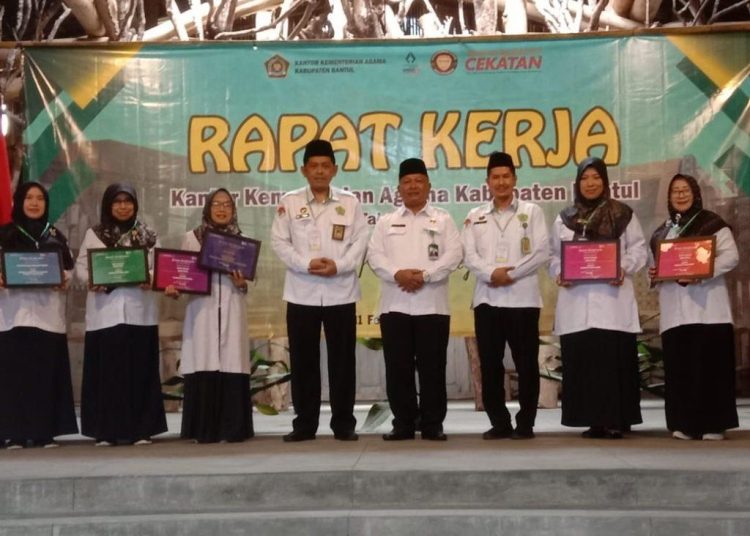 Buktikan Kualitas Madrasah: MAN 2 Bantul Raih Dua Penghargaan dari Kanwil Kemenag DIY