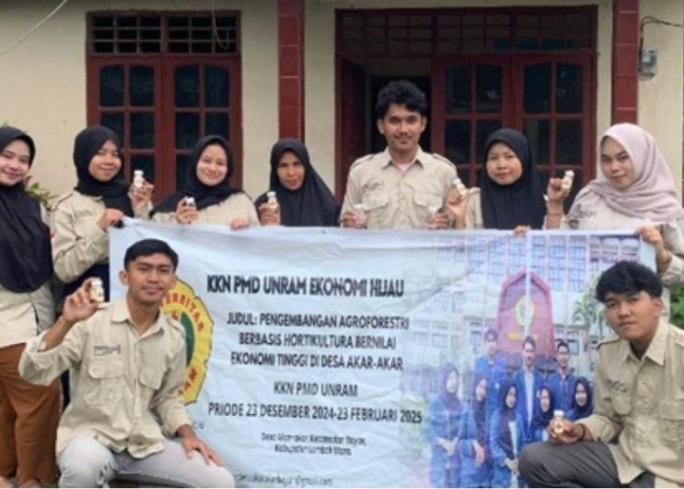 Mahasiswa KKN PMD Universitas Mataram Desa Akar-akar