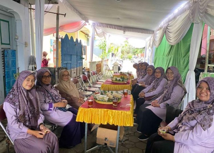 Bersilaturahmi: Guru MAN 2 Bantul Berkunjung ke Kediaman Salah Satu Guru Purna Tugas