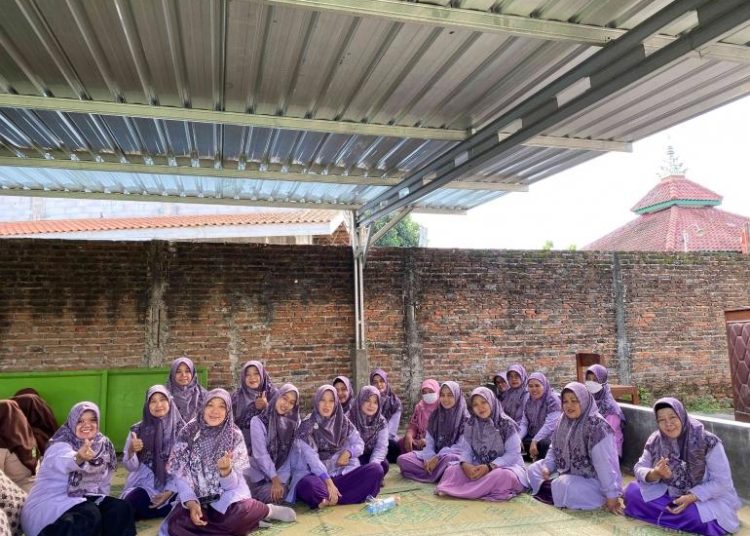 Ungu Telang: Guru MAN 2 Bantul Kompak Kenakan Seragam Ungu Telang dalam Pengajian Isra' Mi'raj