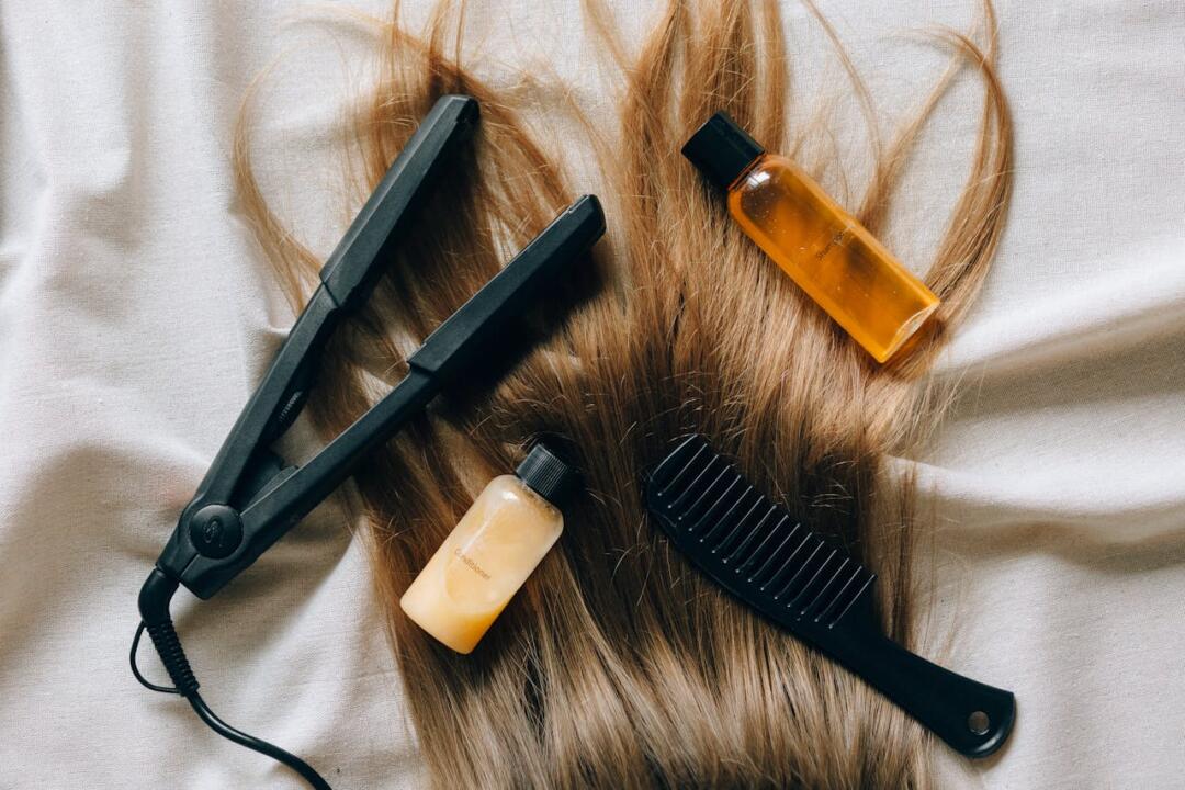 Apa Penyebab Rambut Rontok pada Wanita? Ini 7 Penyebab Umum yang Perlu Diketahui Rambut Rontok