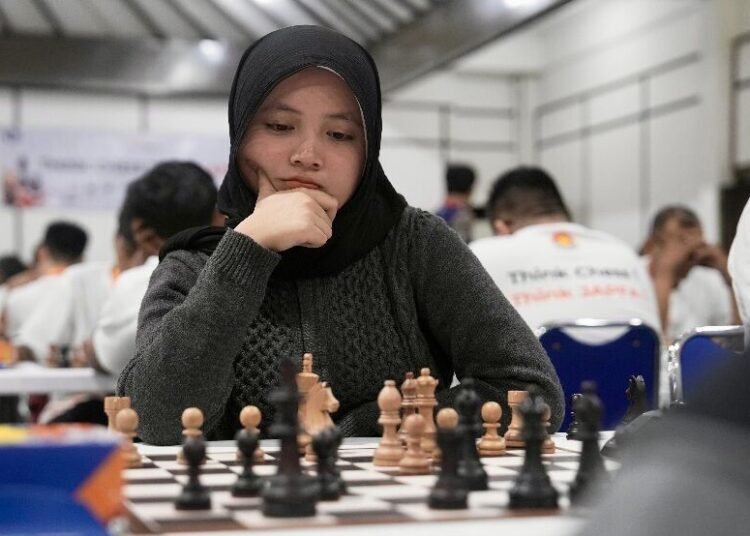 Perjalanan pecatur muda Shafira Devi Herfesa untuk menembus Piala Dunia Catur FIDE Women’s World Cup 2025 sangat luar biasa. Dikenalkan ayahnya olahraga catur sejak umur 3 tahun membuatnya berhasil menjadi salah satu atlet catur berpotensi dan membanggakan Indonesia.(foto:Gilang/kemenpora.go.id)