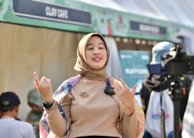 Amalia Pradifera, Seniman yang Manfaatkan Keramik Sebagai Objek Melukis