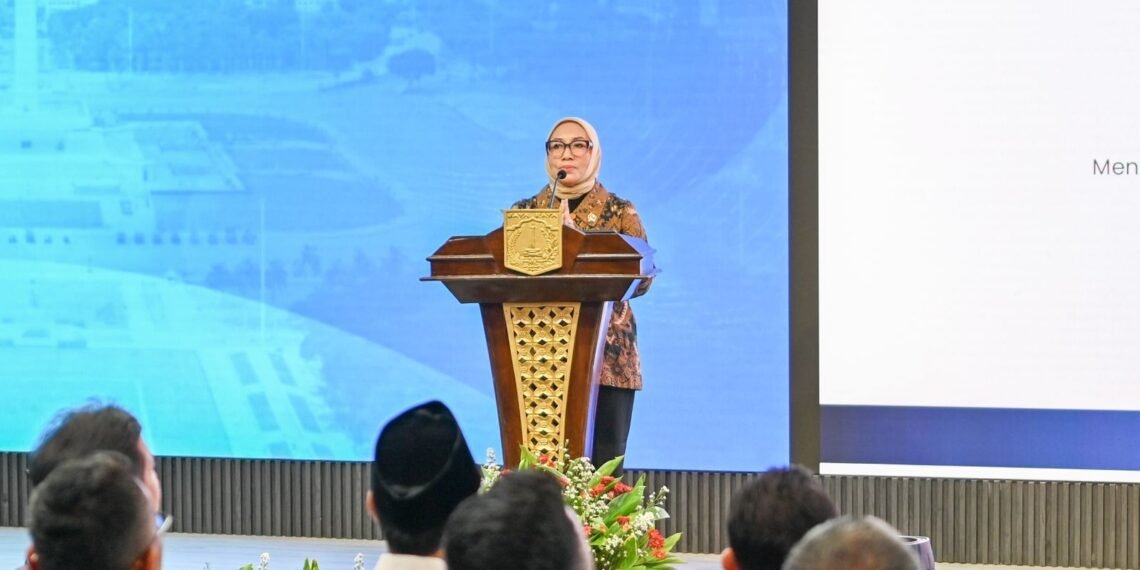 Menteri Pemberdayaan Perempuan dan Perlindungan Anak (PPPA) Arifah Fauzi menyampaikan sambutan pada Penandatanganan Surat Keputusan Bersama (SKB) Program Percontohan Penyelenggaraan Pelayanan Terpadu bagi Perempuan dan Anak di Balai Kota DKI Jakarta, Kamis (4/6/2026). (Foto: Humas Kementerian PPPA)