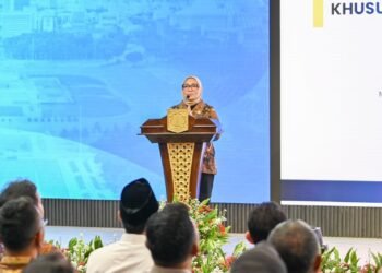 Menteri Pemberdayaan Perempuan dan Perlindungan Anak (PPPA) Arifah Fauzi menyampaikan sambutan pada Penandatanganan Surat Keputusan Bersama (SKB) Program Percontohan Penyelenggaraan Pelayanan Terpadu bagi Perempuan dan Anak di Balai Kota DKI Jakarta, Kamis (4/6/2026). (Foto: Humas Kementerian PPPA)