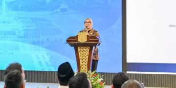 Menteri Pemberdayaan Perempuan dan Perlindungan Anak (PPPA) Arifah Fauzi menyampaikan sambutan pada Penandatanganan Surat Keputusan Bersama (SKB) Program Percontohan Penyelenggaraan Pelayanan Terpadu bagi Perempuan dan Anak di Balai Kota DKI Jakarta, Kamis (4/6/2026). (Foto: Humas Kementerian PPPA)