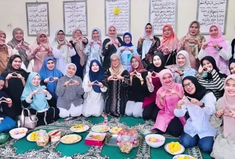 Sejumlah alumni dan kader IPPNU DKI Jakarta mengikuti Temu Alumni Lintas Generasi di Yayasan Mamba'ul 'Ula, Jakarta Timur, Selasa (16/6/2026). Forum tersebut menjadi ruang silaturahmi sekaligus perumusan program sosial dan pemberdayaan masyarakat. Foto: Dok. IPPNU DKI Jakarta.
